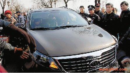 女子开车硬闯白堤 骂:杭州人都是乡下人